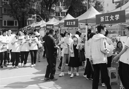 在山师附中现场,不少考生和家长前来咨询 本组摄影 记者 赵天羿